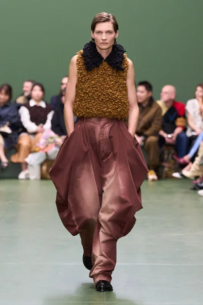 Look 16